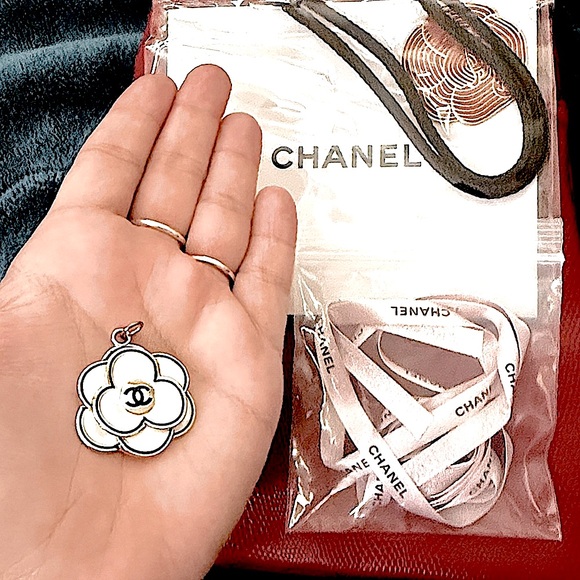 Mini CHANEL Bundle 3D Camilla Charm , light pink Sparkle Ribbon & small Gift Bag - Picture 1 of 10